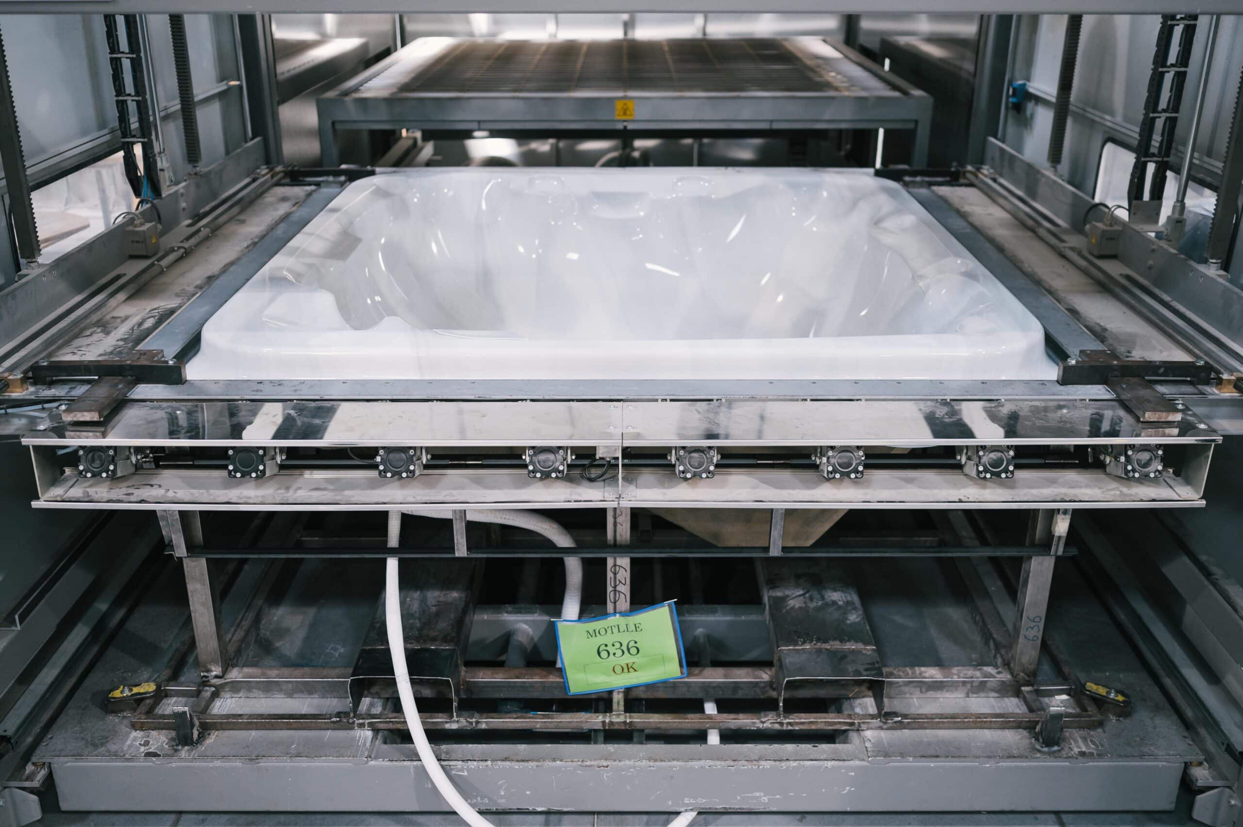 Manufacturing process of a hot tub, injected from the acrylic mold