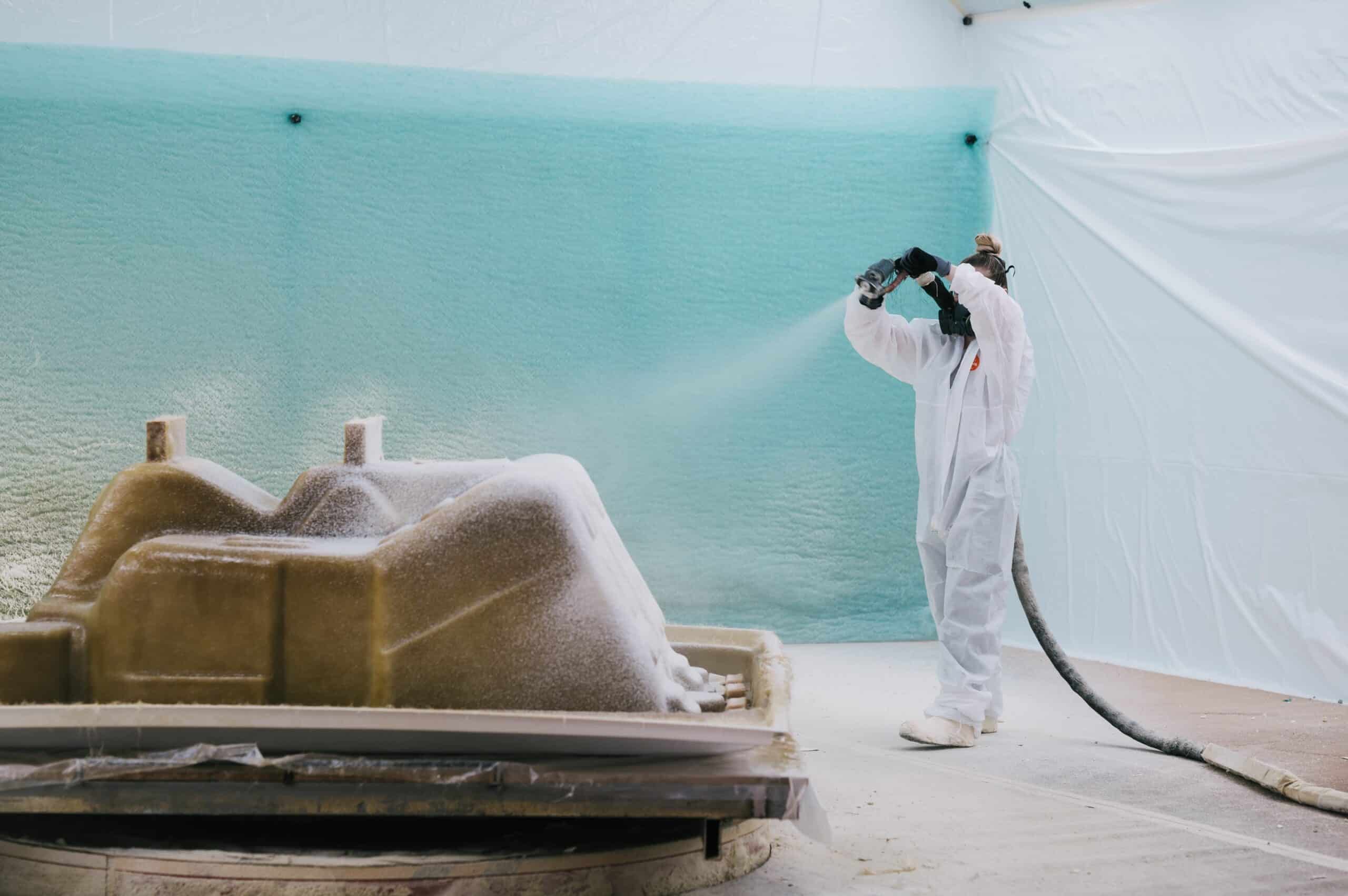 Manufacturing process of a hot tub, sprayed with polyurethane for thermal insulation