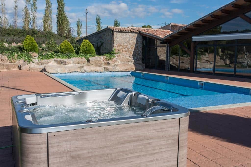 Spa Quantum, jacuzzi exterior e interior 4 plazas - Aquavia Spa España