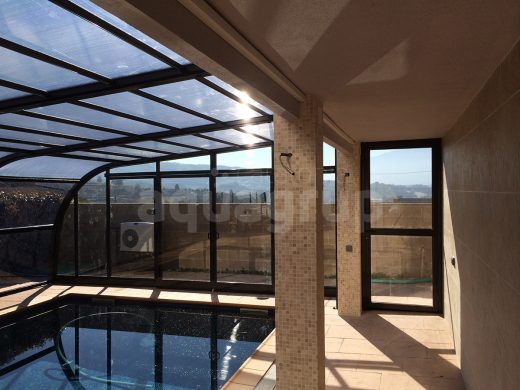 Imagen cubierta alta y adosada para piscina