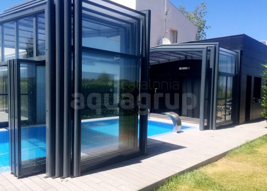 Foto cubierta moderna telescópica para piscina