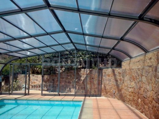 Fotografía cubierta adosada para piscina