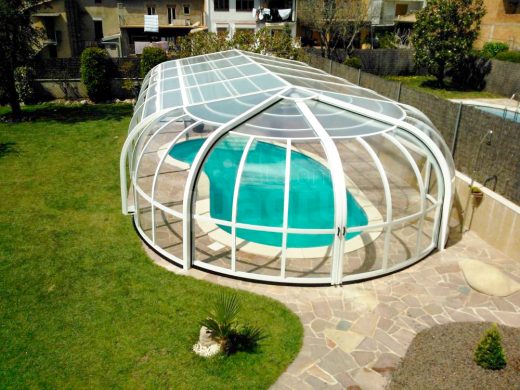 Fotografía cubierta para piscina en el jardín