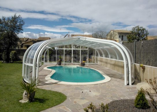 Foto cubierta alta para piscina en el jardín
