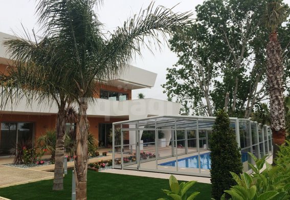 Foto cubierta alta para piscina grande en el jardín