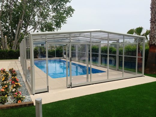 Foto cubierta alta para piscina en el jardín
