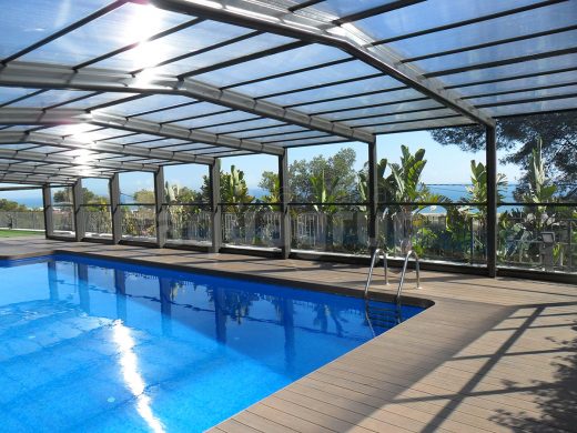 Fotografía instalación cubierta alta telescópica para piscina grande