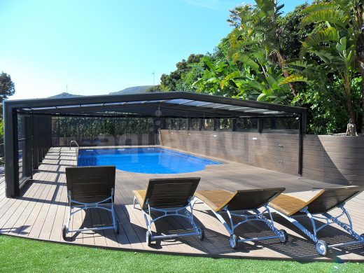 Fotografía instalación cubierta telescópica para piscina grande
