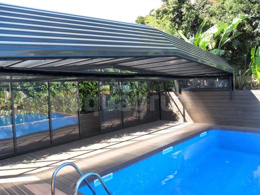 Foto instalación cubierta telescópica para piscina grande