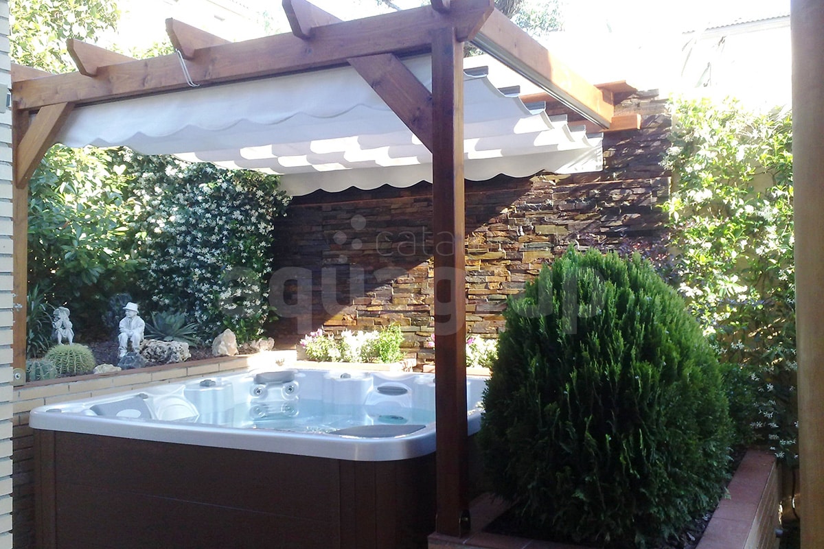 Photo de spa pour la famille dans le jardin