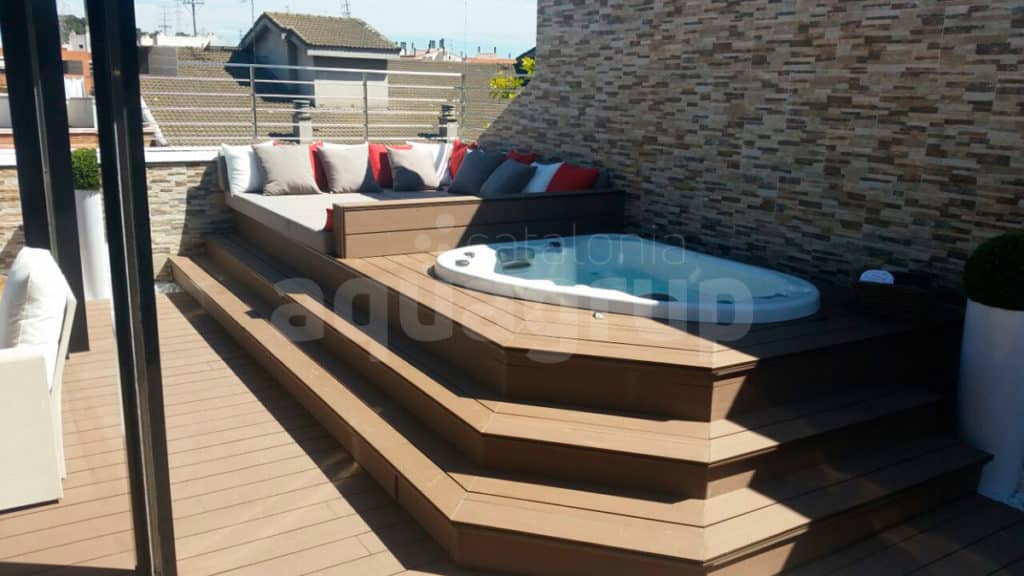 Image de l'installation d'un spa extérieur sur une terrasse