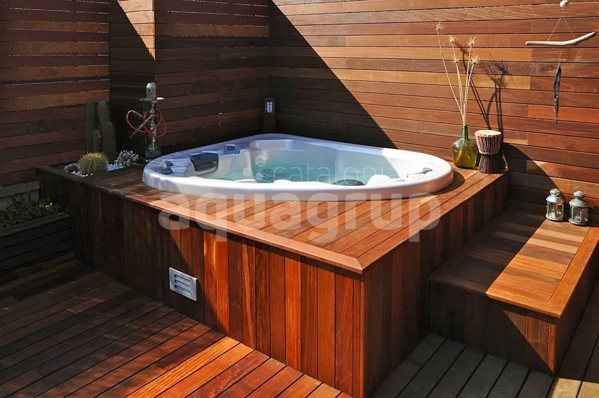 Outdoor spa photo on the terrace surrounded by wood