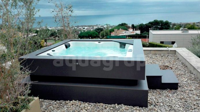 Photography: outdoor hot tubs on deck