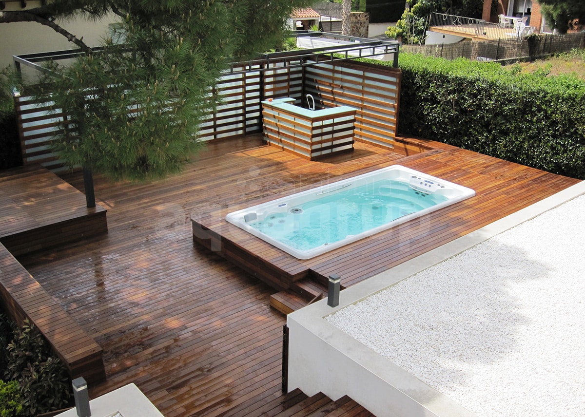 Photo: installation swimspa extérieur encastré dans un plancher en bois