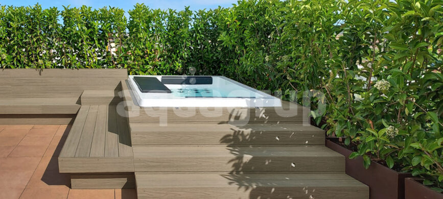 Built-in spa with deck