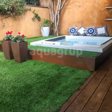 Built-in private spa hot tub in the garden