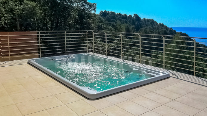 Imagen de una piscina empotrada en una terraza de un ático