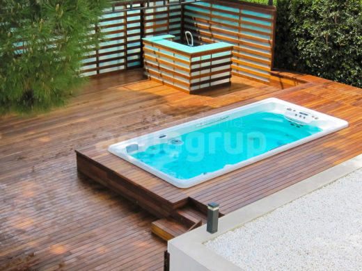 Imatge d'una instal·lació d'una piscina al jardí