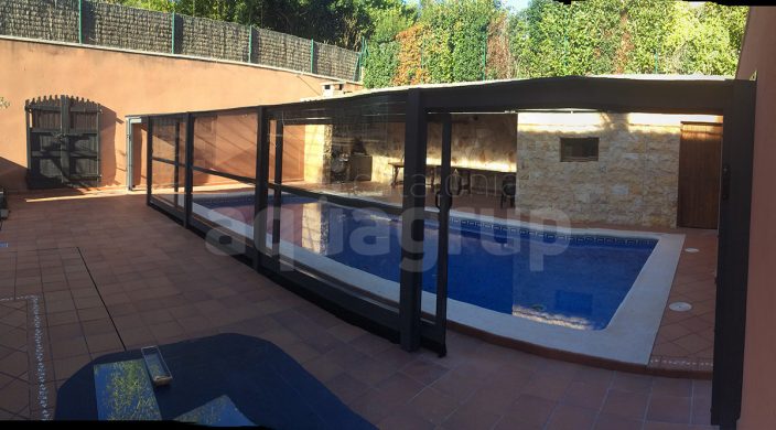 Foto cerramiento de piscina grande