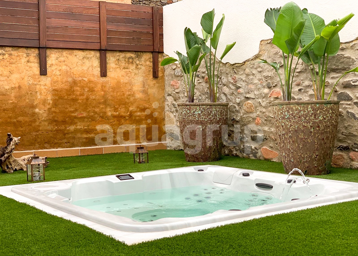 Disfrutar de un jacuzzi en el jardín