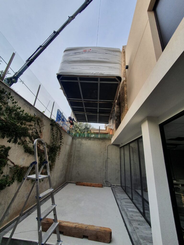 Installation d'un swimspa avec une grue