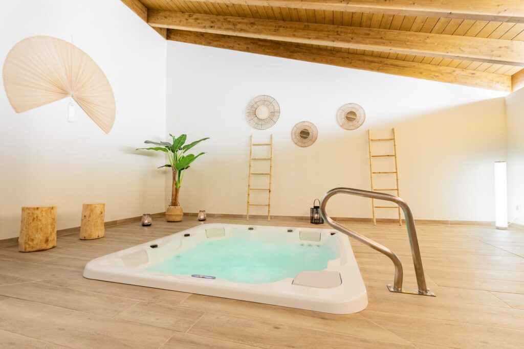 Jacuzzi intégré dans l'hôtel Solan de Vielha, Viella, Lleida, Catalogne, Espagne