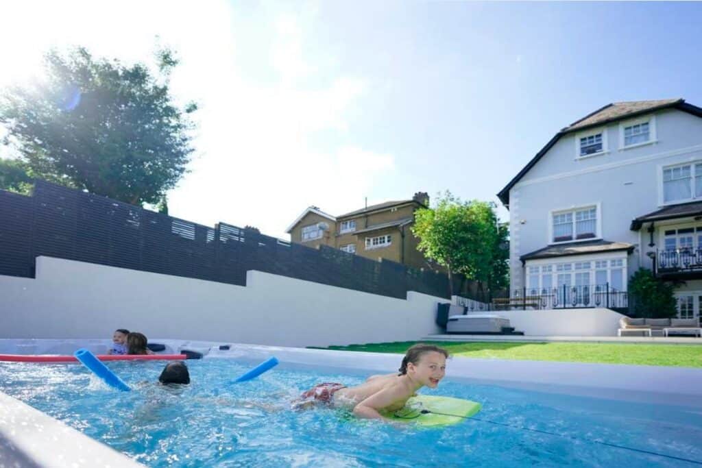 Swim spa utilizado como mini piscina